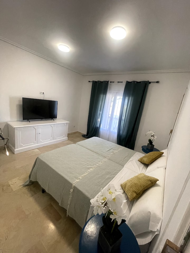 Habitación Luminosa Y Acogedora En Alicante - Alicante