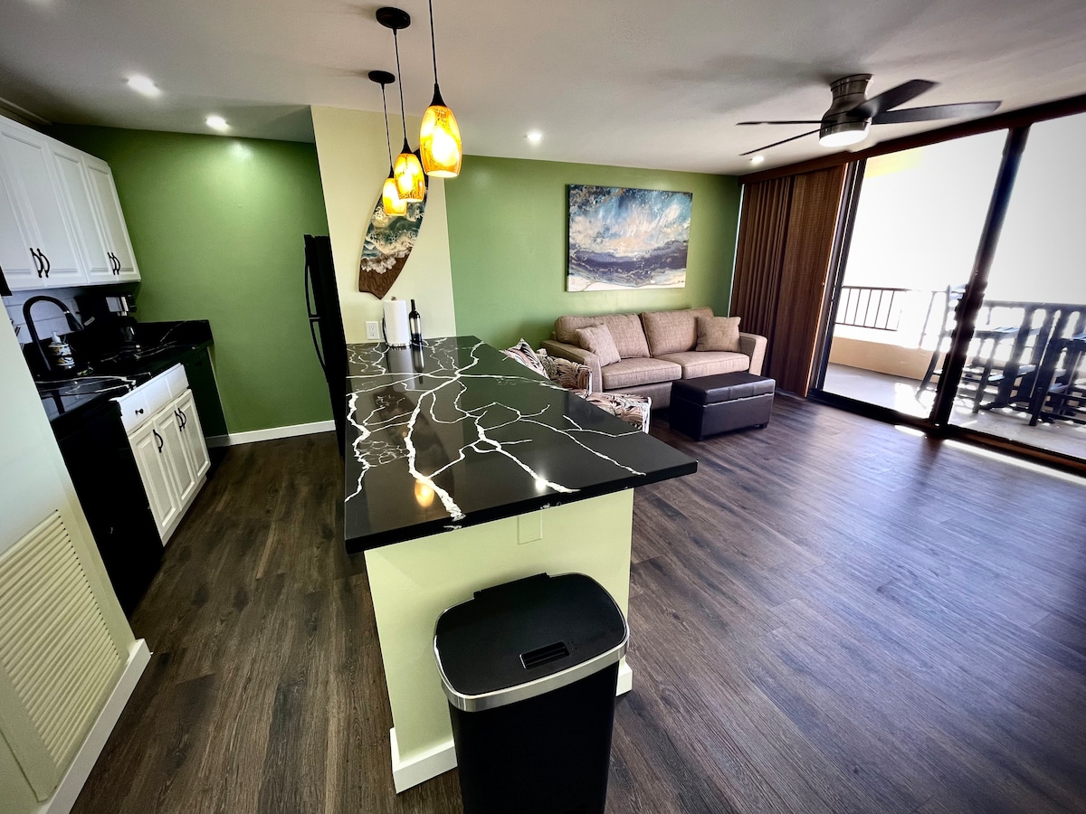 Напълно оборудваната кухня разполага с всички нови уреди Whirlpool. Диванът е двуспална кушетка. Чисто новият 65-инчов смарт телевизор Sony Bravia има кабелна телевизия Spectrum. 