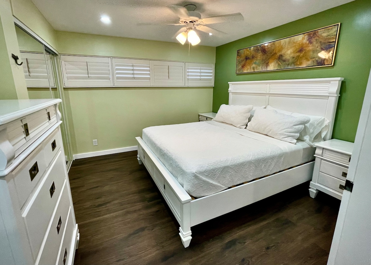 Суперголямо двойно легло с чекмеджета за съхранение. Шкаф и две нощни шкафчета за вашите вещи. 