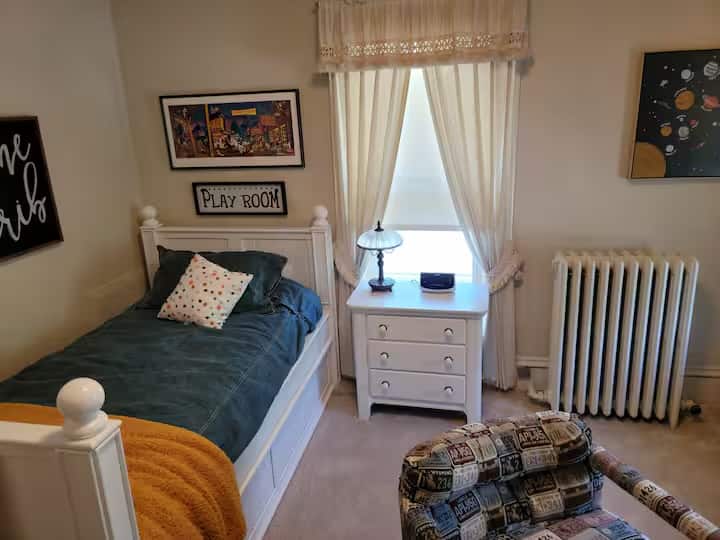 Cama nido debajo de la cama doble.