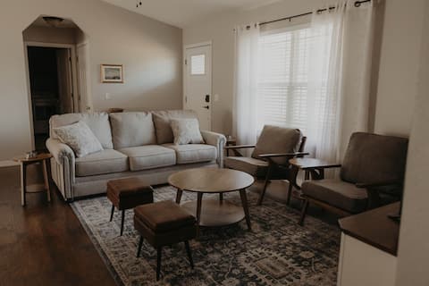 Charming Country Getaway - 8 Min to Everything