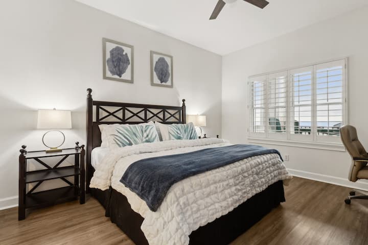 זהו חדר השינה הראשי, מיטת קינג סייז עם שידה וכיסא שולחן/שולחן. יש גם טלוויזיה 55 אינץ'. צפו בזריחה מהמיטה שלכם. תריסי מטעים ומאוורר תקרה. 