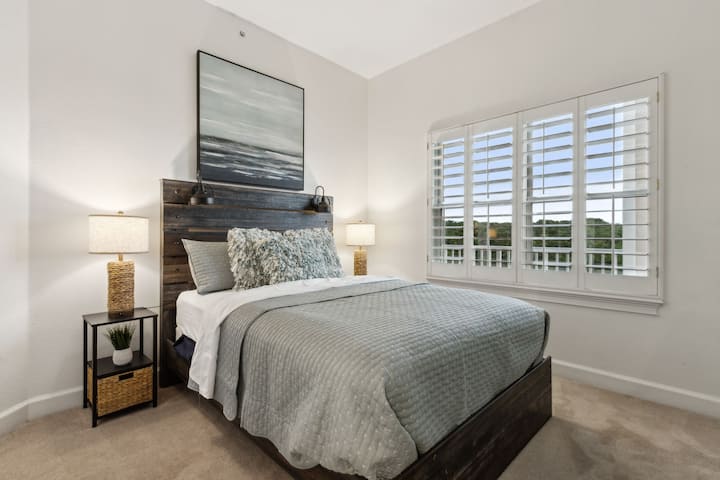 חדר שינה לאורחים עם מיטת קווין סייז, 2 שידות לילה, שידה וטלוויזיה 42 אינץ'. מאוורר תקרה ותריסי מטעים. 