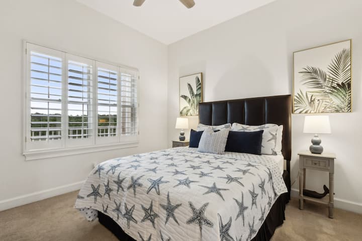 חדר שינה לאורחים עם מיטת קווין סייז, שידה, 2 שידות לילה וטלוויזיה 42 אינץ'. מאוורר תקרה ותריסי מטעים. 