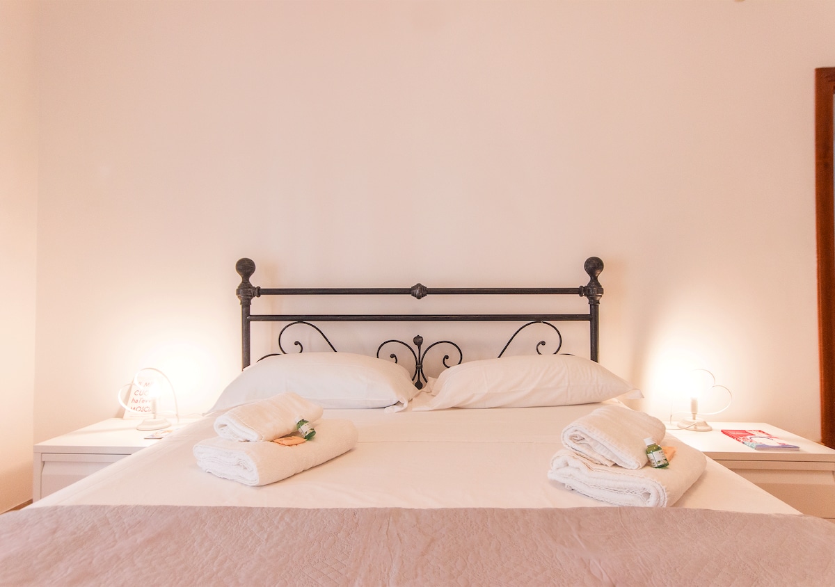 спална соба со брачен кревет (широк 150-179 см)