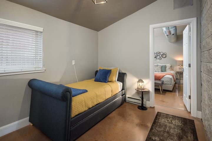 3号卧室和4号卧室之间的开放区域设有带脚轮的床