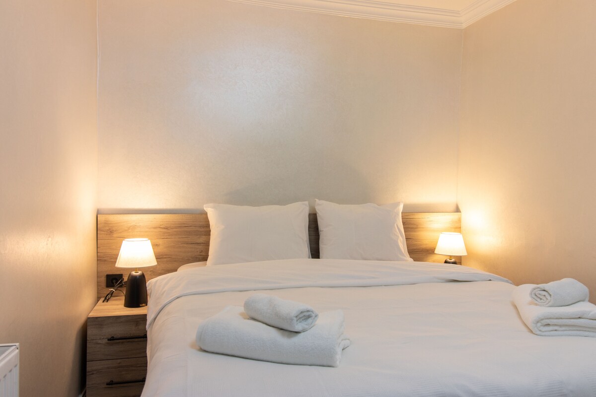 Gezellige slaapkamer met zachte warme verlichting.