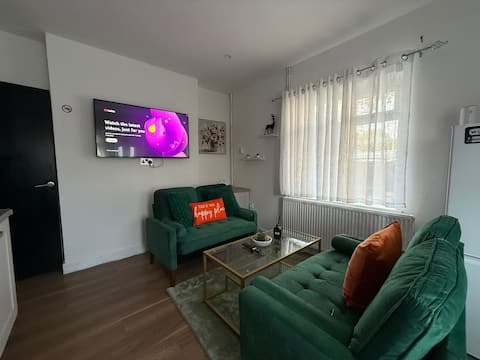 Popular Airbnb listing: Homely 3BD Walsall perfect for a group get away in Walsall
