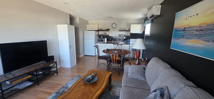 Business-ready 2br | Workspace | Fast Wifi | W/d - Brandon