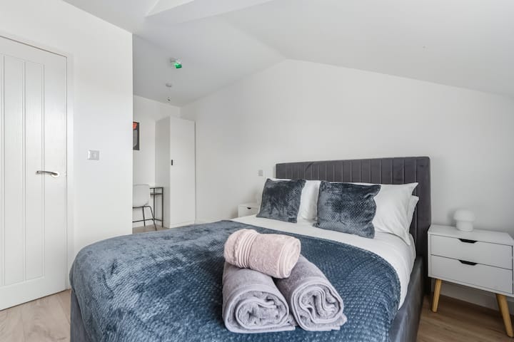 Slaapkamer met tweepersoonsbed en speciale werkruimte