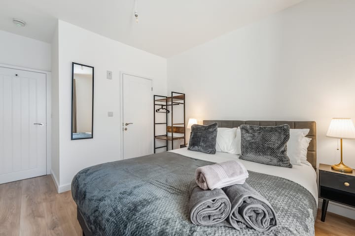 Ensuite slaapkamer met kingsize bed