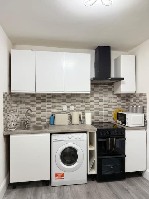 Top performing Airbnb: king-sized bed W sofa bed Walsall Near M5-M6 in Walsall