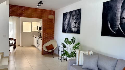 Top performing Airbnb: Beautiful and comfortable house overlooking the pool in Supermanzana 332