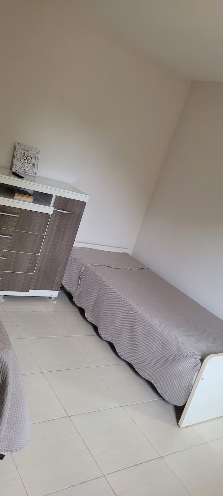 Апартман на 2 кат со 1 единечен кревет + 1 брачен кревет 