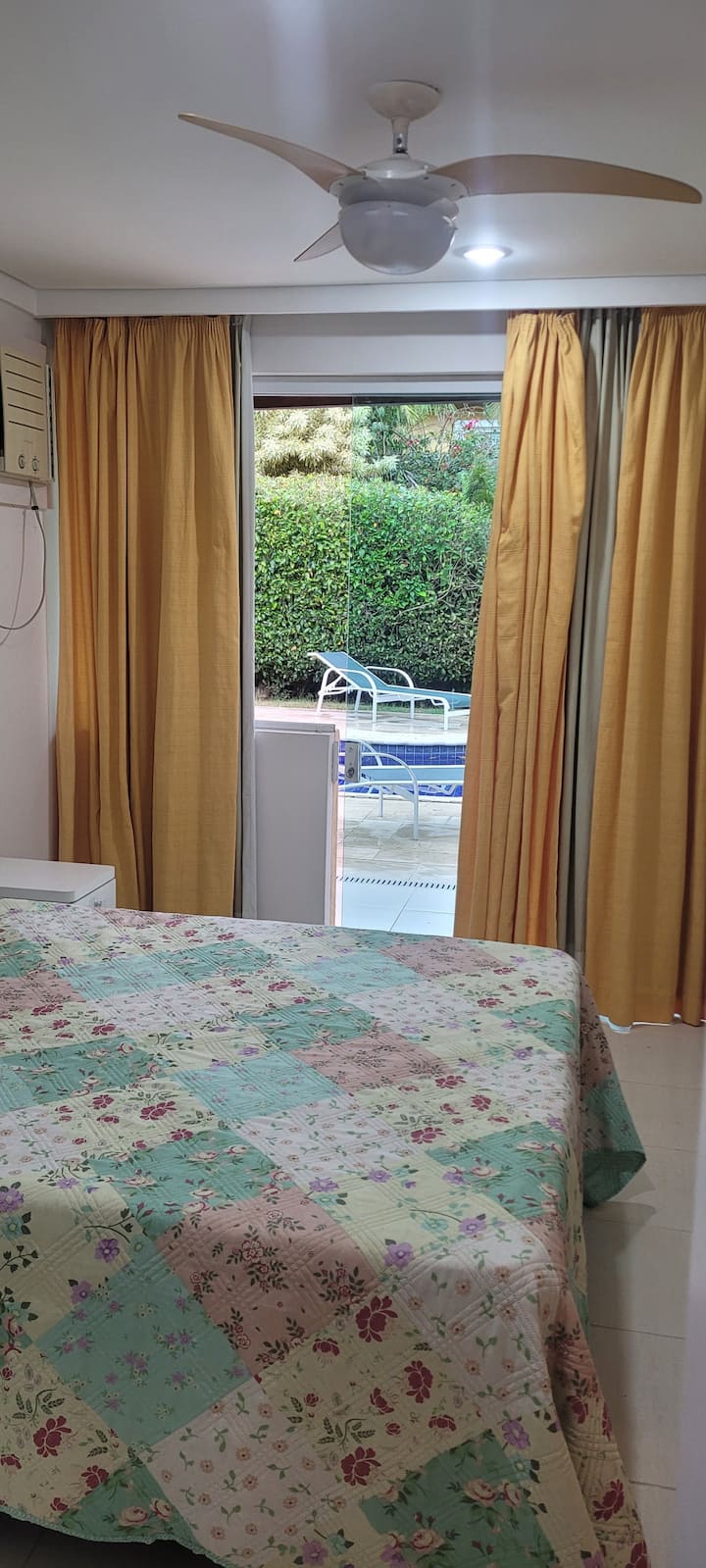 Двоен апартман на приземје со безбедносни решетки до креветот и бањата