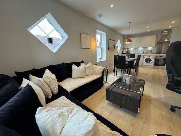 Beautiful 2 Bed, 2 Bath Penthouse By Mcf - Redhill