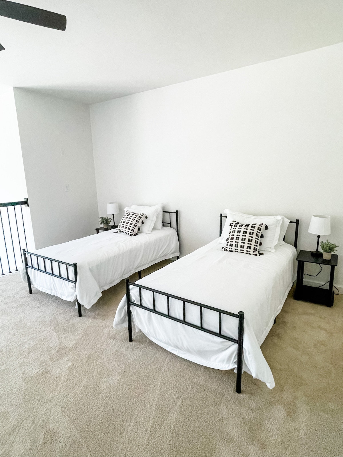 Dva odvojena kreveta u potkrovlju. 