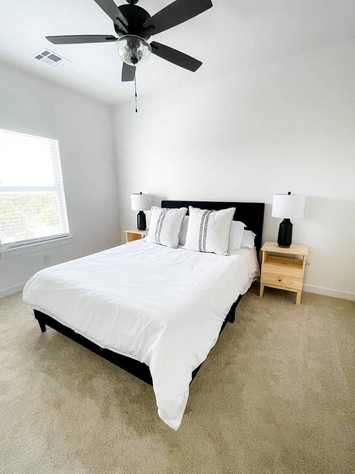 Bračni krevet (160x200) na katu. 