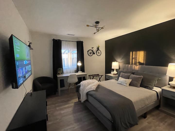 Втори спалня с 50-инчов смарт телевизор и бюро. 