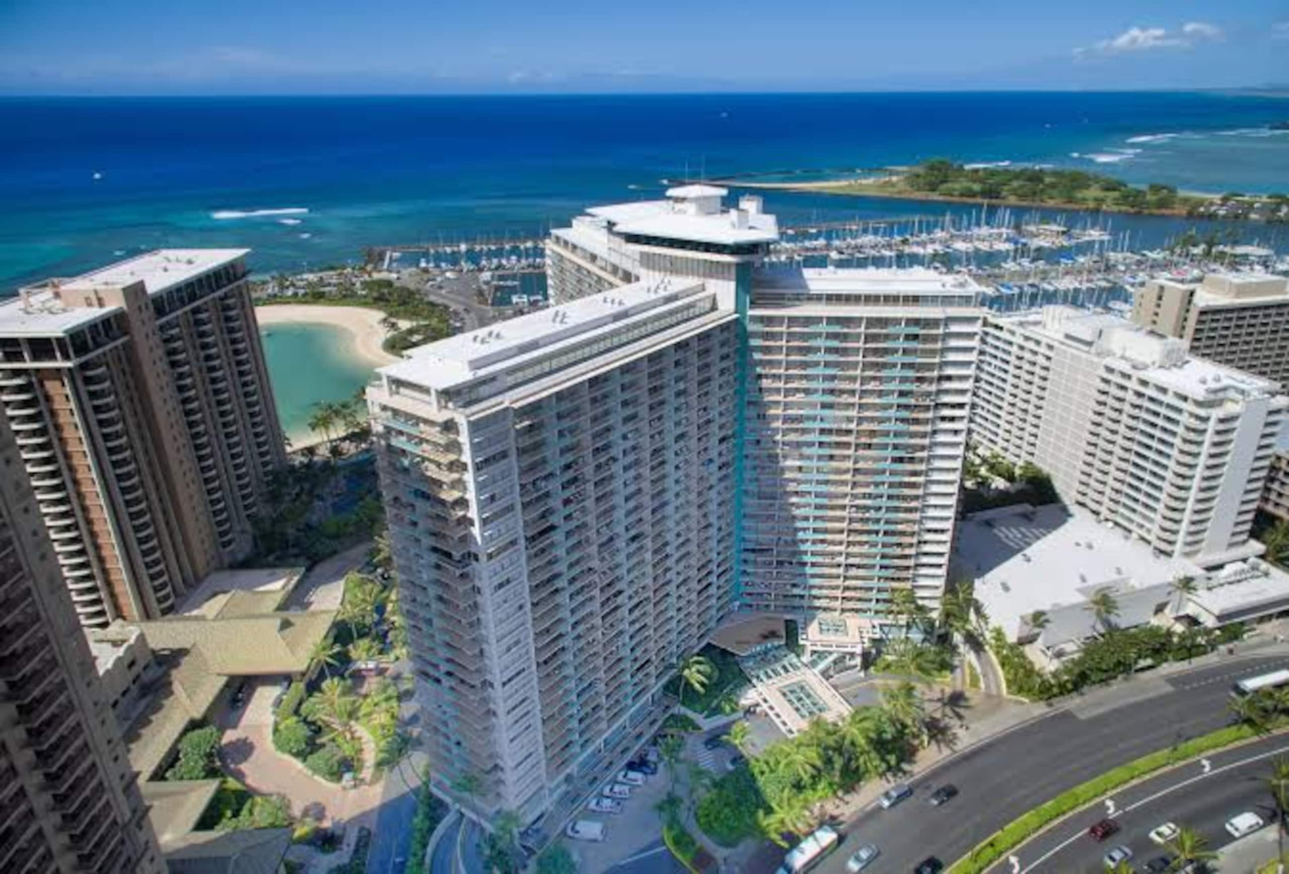 Condo in Honolulu · ★4.78 · 1 bedroom · 2 beds · 1 private bath - Image 15