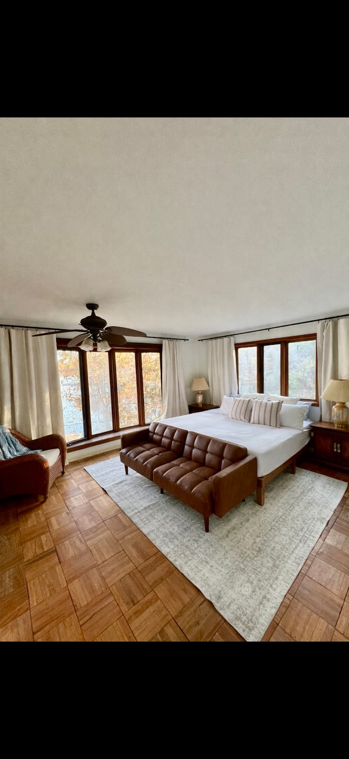 Dhomë gjumi kryesore me një krevat dopio "king", futon, dritare rrethore dhe banjë ngjitur.  Për të gjithë ata që flenë deri vonë në mëngjes dhe për foshnjat, mund të mbyllen perdet errësuese.