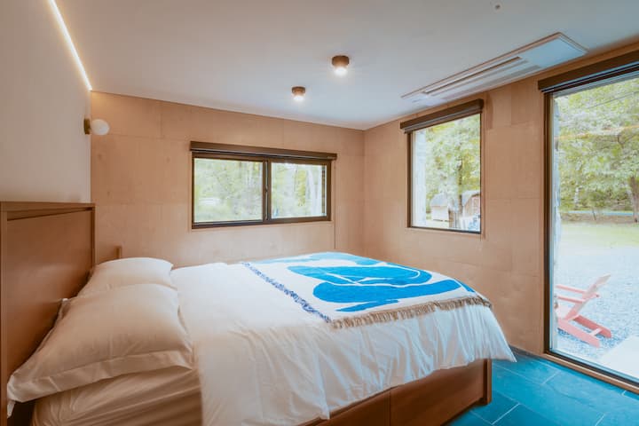 Висококачествените матраци и затъмняващите щори предлагат спокоен и комфортен сън през нощта. 