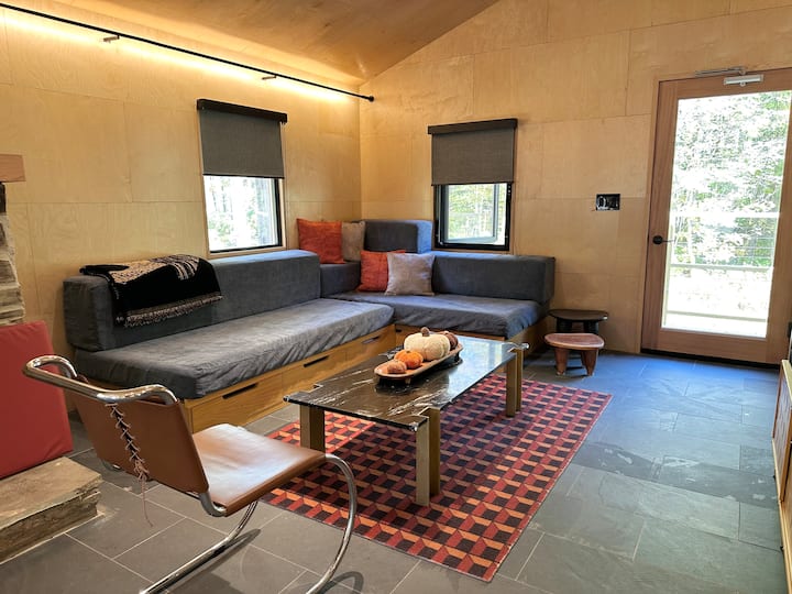 Топла, модерна всекидневна с вградени места за сядане, които се удвояват като две единични спални помещения (подвижни възглавници за гръб), уютно място за отдих след ден в Катскил или за гледане на филм.