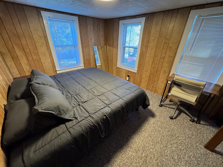El dormitorio 1 tiene una cama tamaño king y es un poco más grande que el dormitorio 2 y viene con un escritorio y una silla