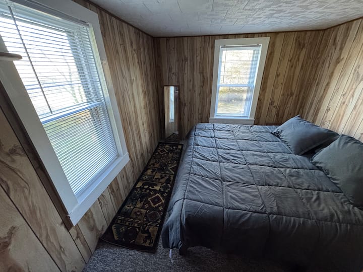 Dormitorio 1 con una cama tamaño king