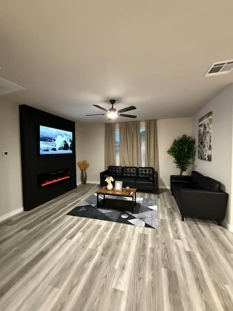 Popular Airbnb listing: Work & Family|BBQ|GameRoom|Lovely Yard|Bright|WiFi in Odessa
