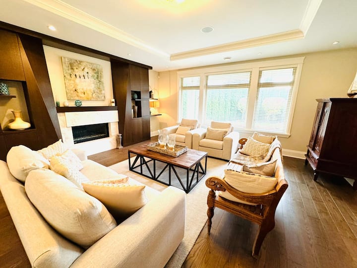 Highlands Cozy Bedroom W/ Ensuite, Steps To Bus - North Vancouver