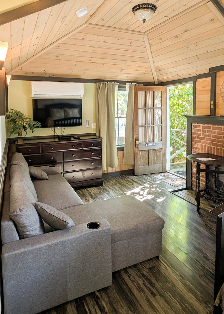 Comfortable Newly Renovated_pet Friendly_cabin 6 - Bar Harbor, ME