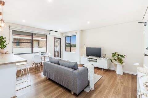 Top Airbnb: 2BR 1.5BA Seaview Apt | Free Garage Parking Onsite in Cronulla