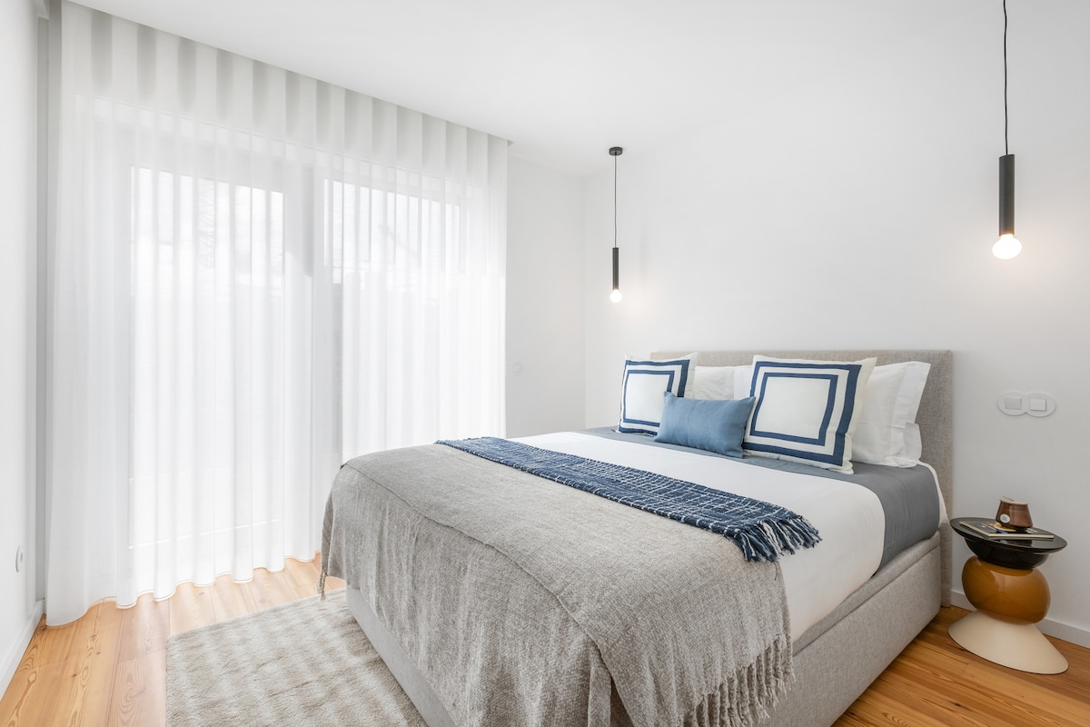 Suite con una cama doble, vestidor y acceso a uno de los balcones.