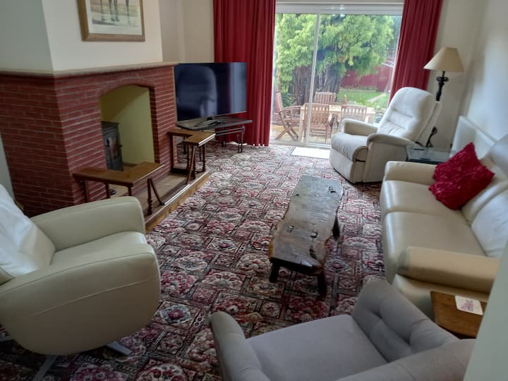 Sleeps 8. 1 Dbl, 1 Twin, 1 Sgl, 1 Family, Parking - 스트랫퍼드어폰에이번