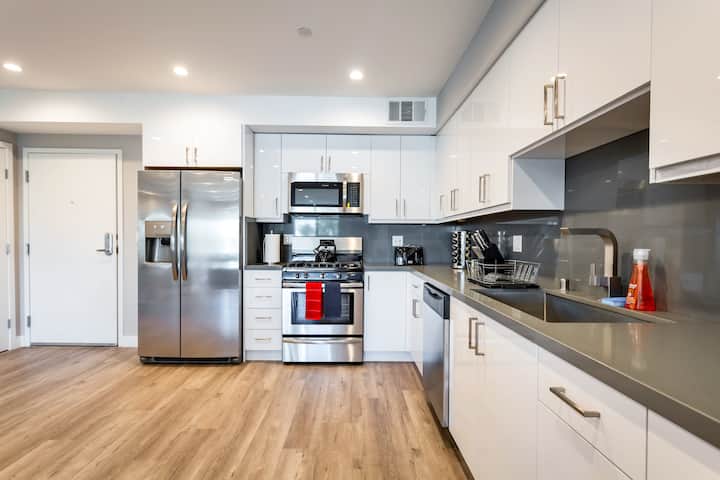 Chic 2br Condo + Patio | Heart Of Hollywood - Hollywood, CA