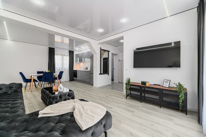 Koa | Street-spacious Family Home With Fenced Yard - Romanya