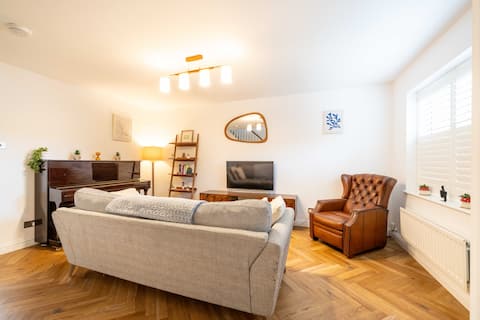 Top Airbnb: Newly Refurbished, Riverside Home in St Annes in Hanham
