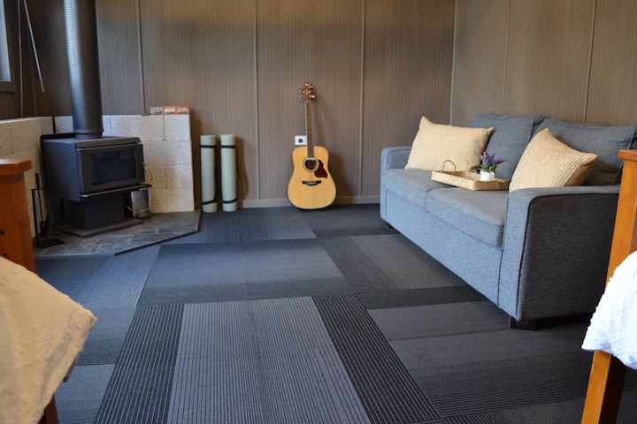 Dentro de la cabaña,
Dos camas individuales y sofá cama doble. Chimenea para los meses más fríos.