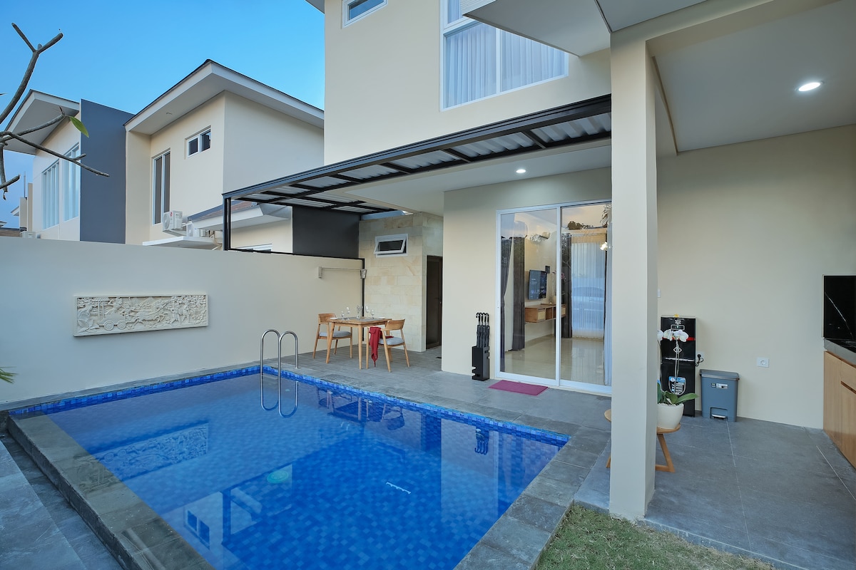 Villa in South Kuta · 2 bedrooms · 2 beds · 3 private baths รายการ Airbnb เปรียบเทียบ