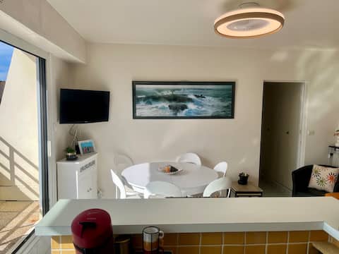 Top Airbnb: Cozy oceanfront apartment 20 meters from the beach in Benerville Sur Mer