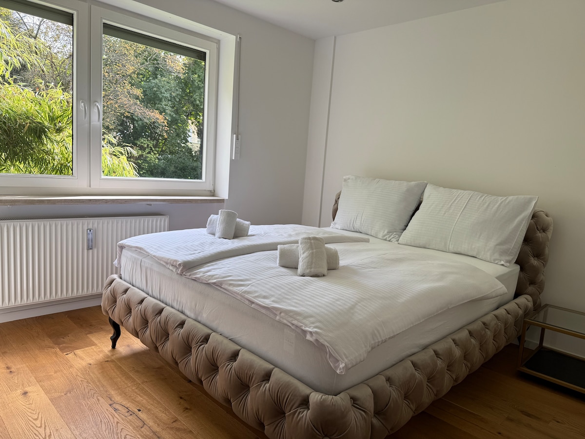 Modern apartment with terrace in Solln