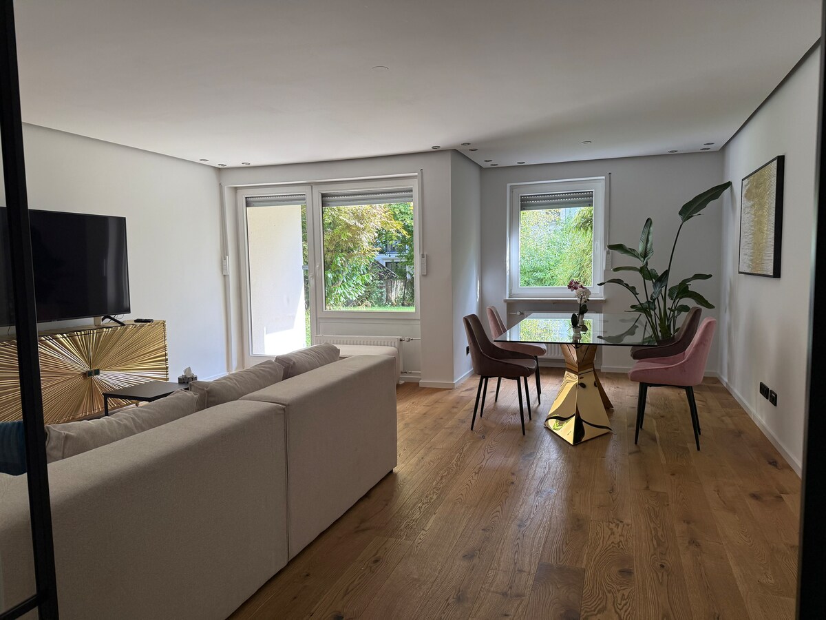 Modern apartment with terrace in Solln