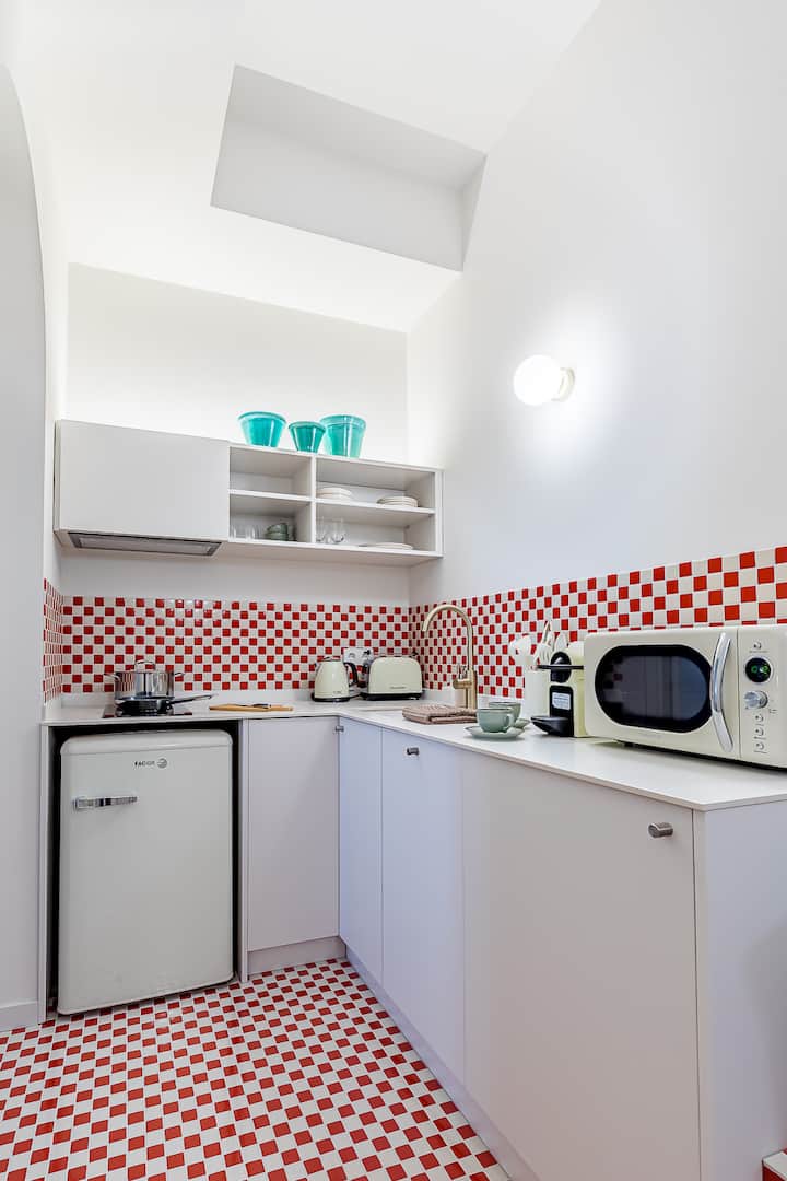 Exterior Apartment—color And Comfort In Malasaña - Madrid