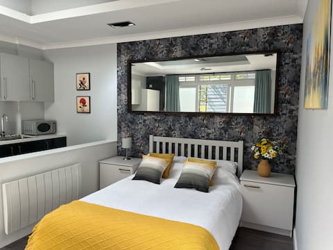 Popular Airbnb listing: Large studio with free parking, Chislehurst London in Bromley