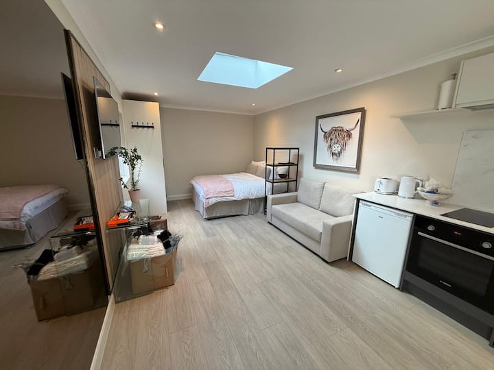 Famous Wimbledon Studio - White - Londra