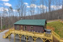 New Creekside Cabin | Hot Tub + Fire Pit