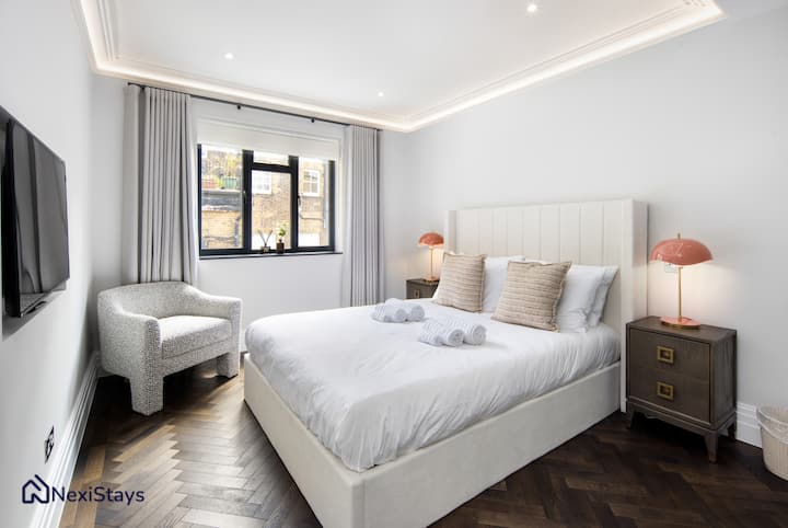 Спална соба со брачен кревет (широк 180 – 200 см) и бања