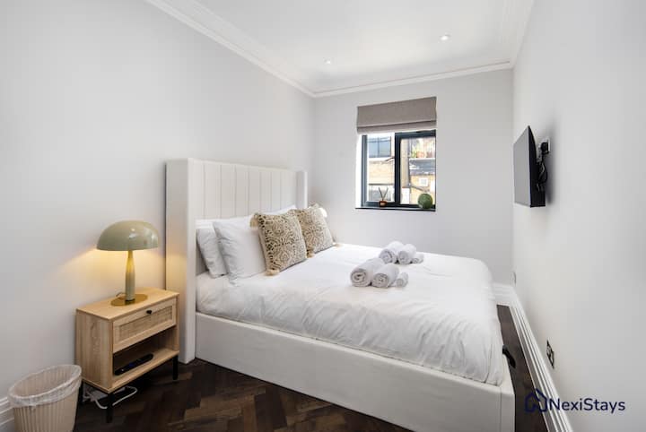 Спална соба со брачен кревет и сопствена бања