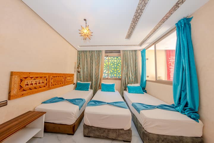 habitación con 3 camas y baño privado 